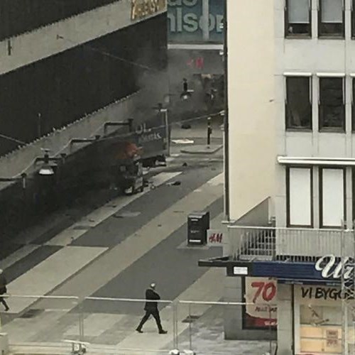 Camion contro la folla a Stoccolma, si pensa a terrorismo