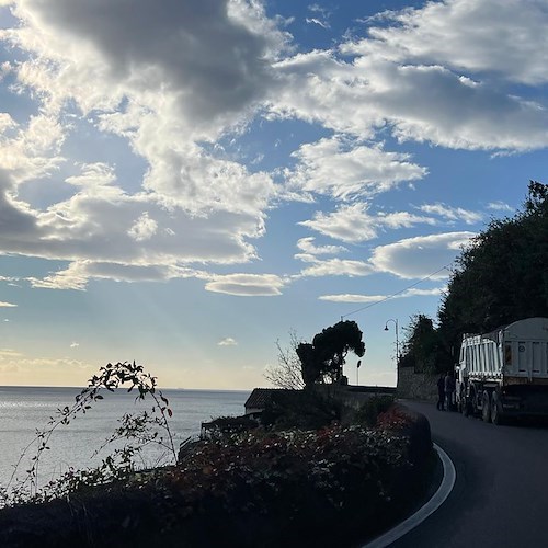 Camion in panne lungo la Statale 163 Amalfitana<br />&copy; Massimiliano D'Uva