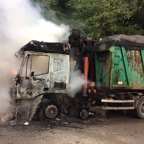 Camion nettezza urbana prende fuoco al Valico di Chiunzi /FOTO