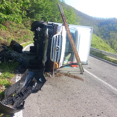 Camion si ribalta sulla "Chiunzi-Ravello", illeso conducente