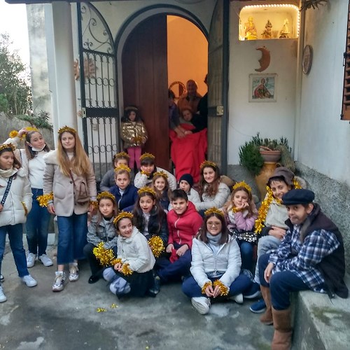 Canzoni di Natale a domicilio per gli anziani, l'iniziativa dei bambini del coro parrocchiale di Vettica di Praiano 