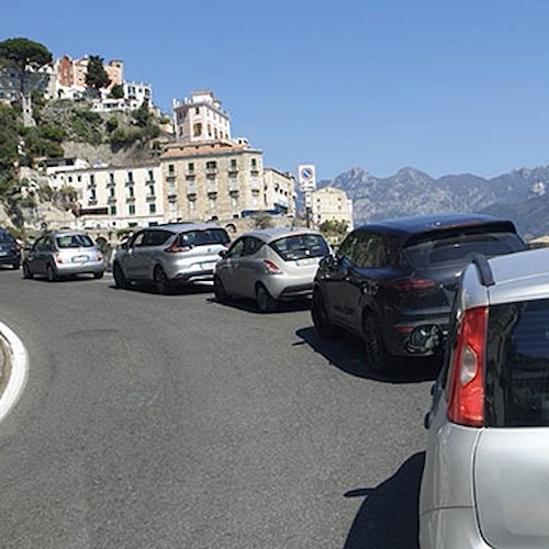Caos traffico in Costa d’Amalfi, Villani (M5S): «Non si risolve con gallerie e sfregio all’ambiente»