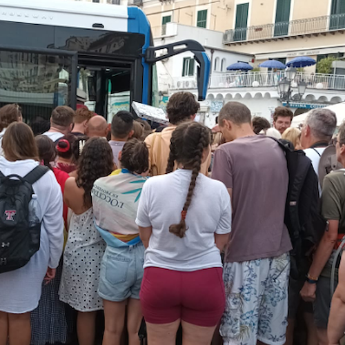 Caos trasporti in Costa d'Amalfi, Tommasetti: «Turisti appiedati e conducenti stressati. Dov'è la programmazione?»