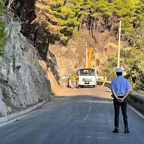 Capo d’Orso, la Statale Amalfitana riaprirà alle 23: dopo primi lavori di bonifica si transiterà a senso unico alternato [FOTO e VIDEO]