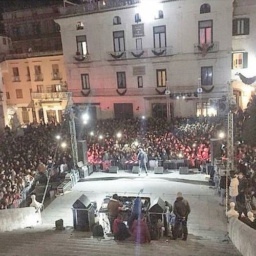 Capodanno 2017 ad Amalfi, oltre 2000 in piazza con Clementino per brindare al nuovo anno [FOTO]