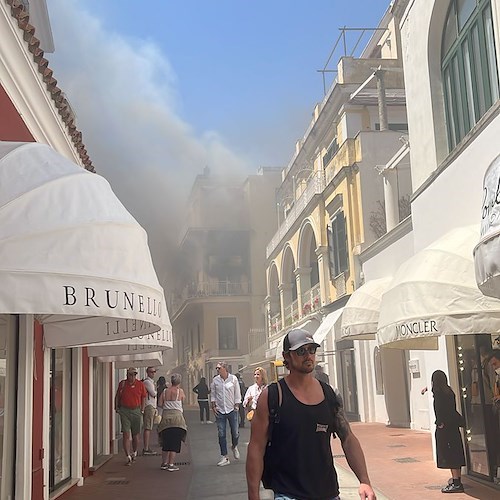 Capri, incendio devasta appartamento in via Camerelle: tanta paura ma nessun ferito