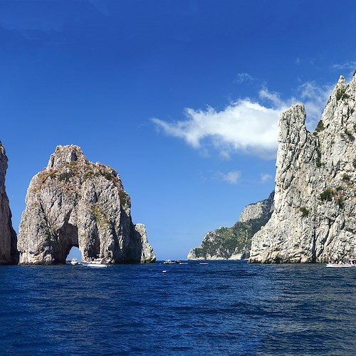Capri: scoperto appartamento abusivo con vista sui Faraglioni, denunciato imprenditore di 70 anni