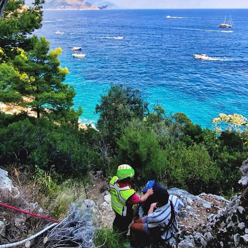 Capri, turista si avventura sotto l'Arco Naturale e non riesce più a tornare indietro: interviene il Soccorso Alpino
