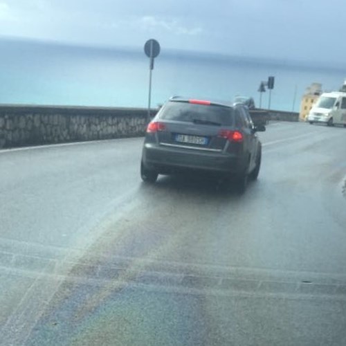 Carburante su asfalto da Ravello a Castiglione, si transita a senso alternato [FOTO]