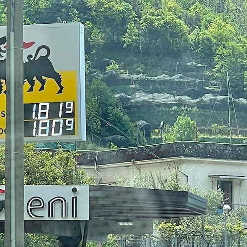 Carburanti in rialzo: servito sfiora i 2 euro al litro. Governo proroga taglio accise fino all’8 luglio 