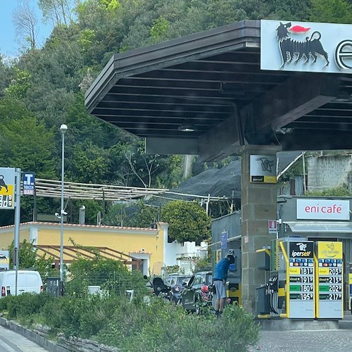 Carburanti in rialzo: servito sfiora i 2 euro al litro. Governo proroga taglio accise fino all’8 luglio 