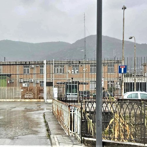 Carcere di Salerno, detenuto si barrica in cella ed appicca incendio: intossicati otto poliziotti