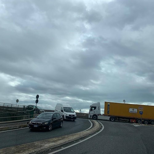 Caro benzina, bloccato sciopero autotrasportatori per «mancato preavviso»