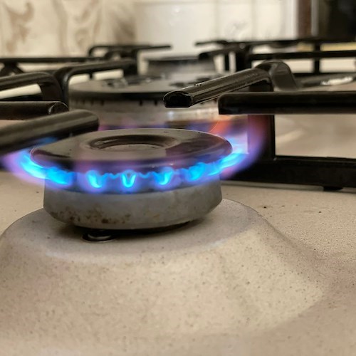 Caro bolletta, per gli italiani +92,7% per luce e gas rispetto al 2020. Ad ottobre attesi ulteriori aumenti 