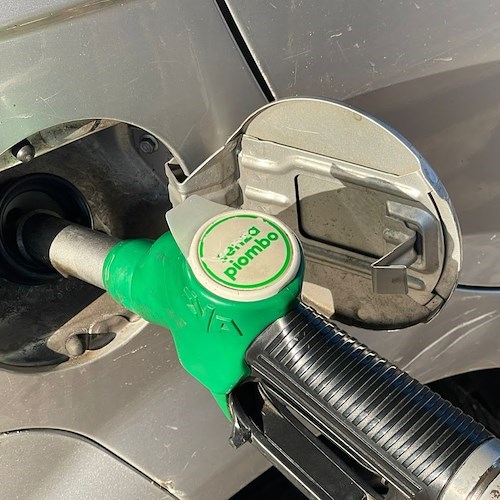 Caro carburanti, in 6 mesi gli italiani hanno pagato 9 miliardi in più (e lo Stato ne ha incassati 25)