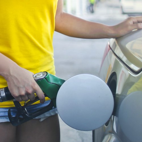 Caro carburanti in Campania: in Costa d'Amalfi benzina supera i 2 euro al litro. Codacons denuncia il Ministero dell'Economia