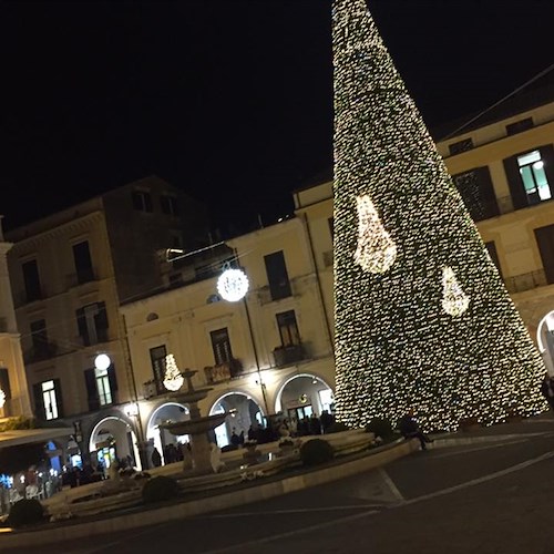 Cava de’ Tirreni, danneggiato l’albero di Natale in piazza. Telecamere incastrano i vandali: nei guai 4 giovani