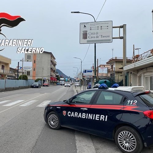 Cerca di eludere posto di blocco e si schianta contro auto in sosta, 35enne arrestato a Cava de’ Tirreni