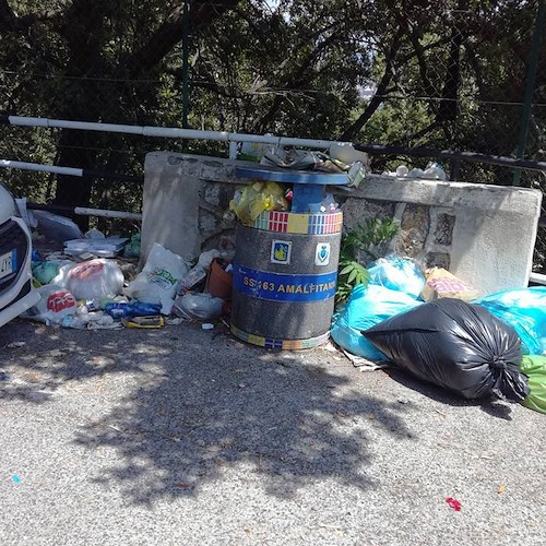 Cestini ricolmi di rifiuti nelle piazzole di sosta, Ss163 Amalfitana pessimo biglietto da visita per la Costiera [FOTO]