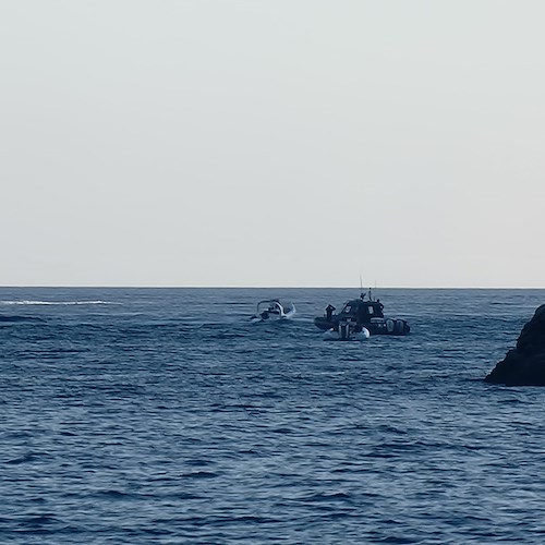 Cetara, cade in mare dalla barca e non risale in superficie: ricerche in corso /FOTO