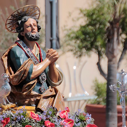 Cetara, comitato festa realizza statuine di San Pietro da tenere in casa: come richiederle