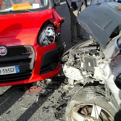 Cetara: frontale tra due auto sull'Amalfitana, traffico in tilt [FOTO]