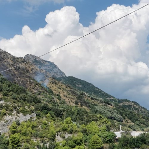 Cetara, incendio in località Collata. In arrivo mezzi aerei [FOTO e VIDEO]