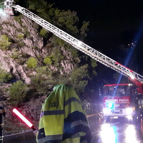 Cetara, rispristinata la viabilità sulla Statale dopo lo smottamento di questa sera [FOTO]