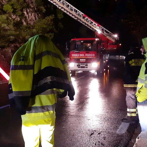 Cetara, rispristinata la viabilità sulla Statale dopo lo smottamento di questa sera [FOTO]