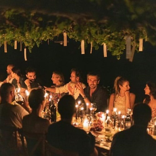 Chef Carlo Cracco si rilassa in Costa d'Amalfi, a cena con lui anche la regina dei vini DOC di Furore Marisa Cuomo 