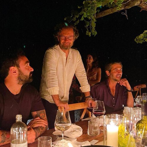 Chef Carlo Cracco si rilassa in Costa d'Amalfi, a cena con lui anche la regina dei vini DOC di Furore Marisa Cuomo 