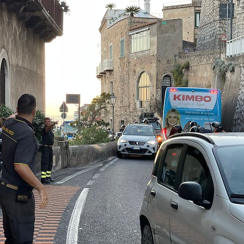 Chiamati a intervenire sul Sentiero degli Dei rimangono bloccati a Castiglione, Vigili del Fuoco costretti a dirigere il traffico 