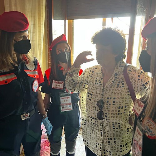 Chiede aiuto da Barbara D'Urso e l'Humanitas risponde: volontari in soccorso di Maria Luisa, l'accumulatrice seriale di Salerno