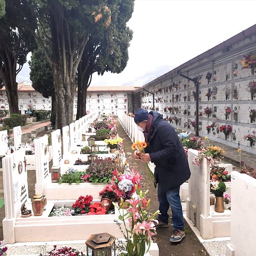 Cimiteri chiusi, ad Agerola un fiore per ogni defunto: l'omaggio del sindaco Luca Mascolo [FOTO]
