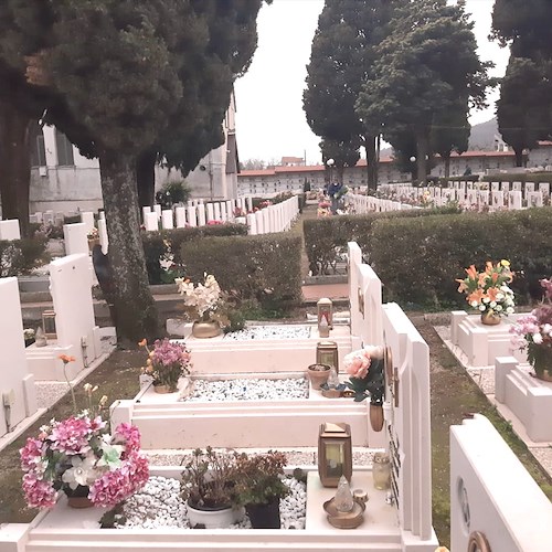 Cimiteri chiusi, ad Agerola un fiore per ogni defunto: l'omaggio del sindaco Luca Mascolo [FOTO]