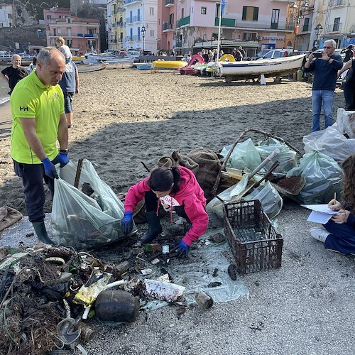 Cinque giorni di pulizia fondali a Sorrento: raccolte 2 tonnellate di rifiuti