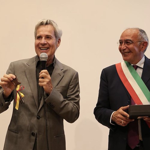 Claudio Baglioni riceve la cittadinanza onoraria di Ficulle che ha dato i natali alla sua famiglia