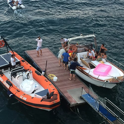 Collisione in mare ad Atrani: motoscafo sperona gozzo, pescatore in ospedale /FOTO
