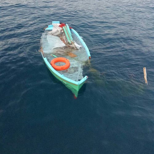 Collisione in mare ad Atrani: motoscafo sperona gozzo, pescatore in ospedale /FOTO