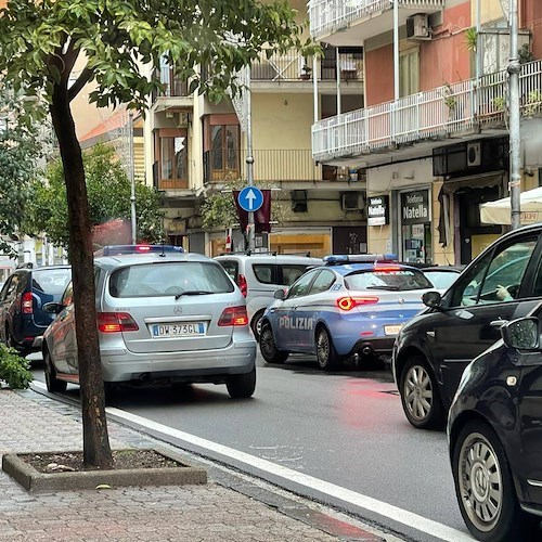 Colpo in banca a Salerno, ladro in fuga con centomila euro di bottino 