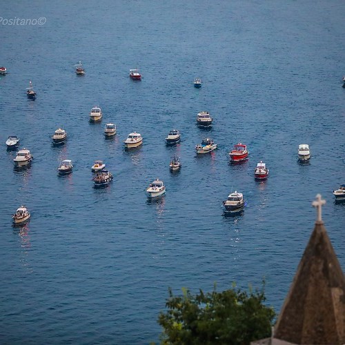 Commozione a Positano per il saluto delle imbarcazioni al giovane Vincenzo, mancato troppo presto