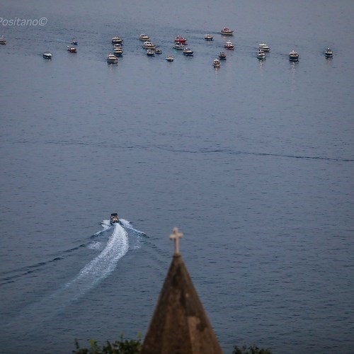 Commozione a Positano per il saluto delle imbarcazioni al giovane Vincenzo, mancato troppo presto