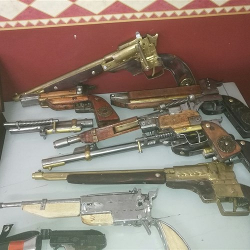 Con pistole, fucili e un Kalashnikov in casa: arrestato 50enne cavese /FOTO