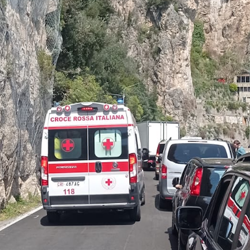 Conca dei Marini, ambulanza rimane bloccata nel traffico sulla SS163 Amalfitana / VIDEO