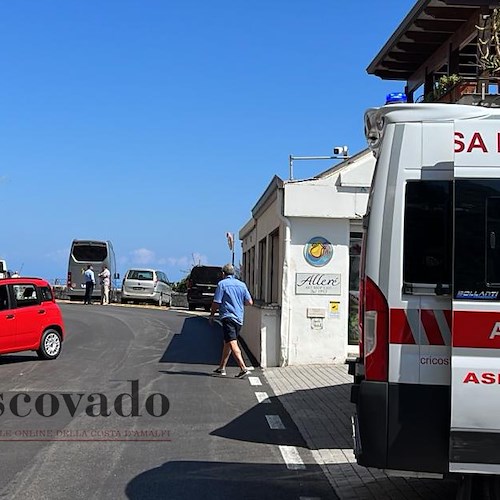 Conca dei Marini, auto a noleggio finisce contro costone roccioso lungo la Statale Amalfitana /FOTO