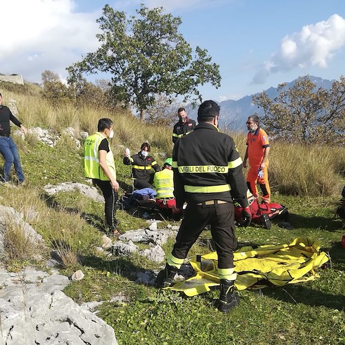 Conca dei Marini, cade e si ferisce mentre lavora in montagna: soccorso in elicottero [FOTO]