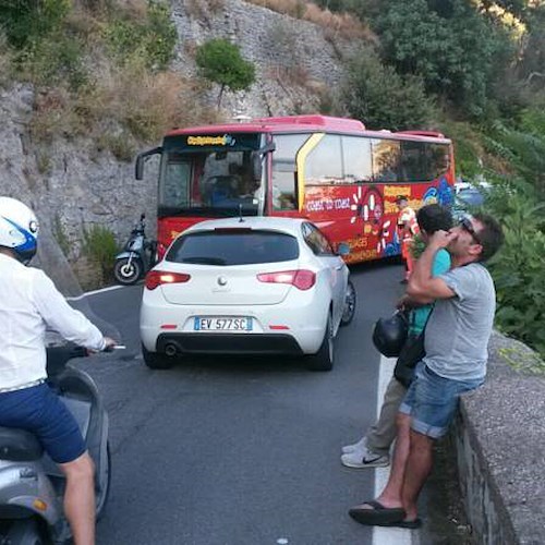 Conca dei Marini, incendio provoca altra chiusura della Statale Amalfitana /FOTO