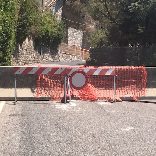 Conca dei Marini: massi sull'asfalto, Amalfitana definitivamente chiusa. Si attendono celeri lavori di messa in sicurezza [FOTO]