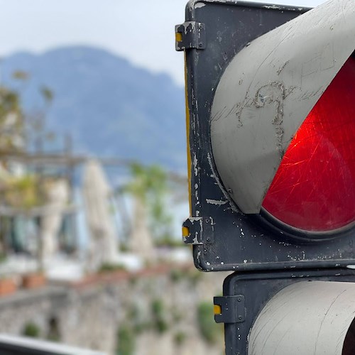 Conca dei Marini: rimossi i semafori sulla SS163 “Amalfitana”, resta attivo il restringimento della carreggiata
