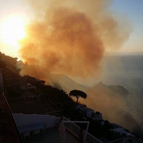 Conca dei Marini si sveglia tra le fiamme che minacciano abitazioni /FOTO